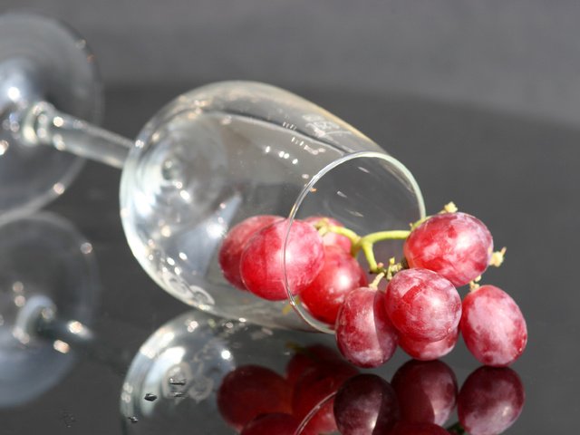 Обои отражение, виноград, стол, бокал, reflection, grapes, table, glass разрешение 3504x2336 Загрузить