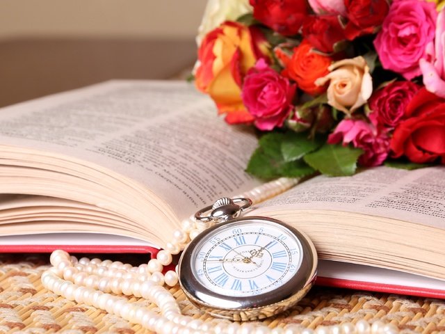 Обои розы, часы, букет, книга, ожерелье, roses, watch, bouquet, book, necklace разрешение 3600x2280 Загрузить