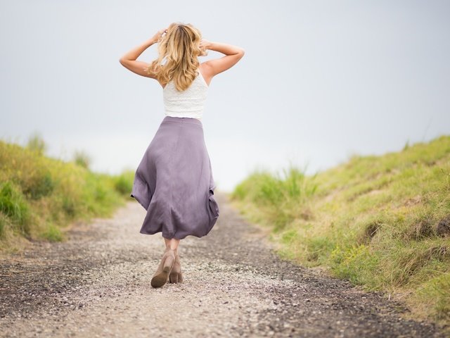 Обои дорога, девушка, настроение, фон, модель, спиной, длинные волосы, road, girl, mood, background, model, back, long hair разрешение 2880x1920 Загрузить