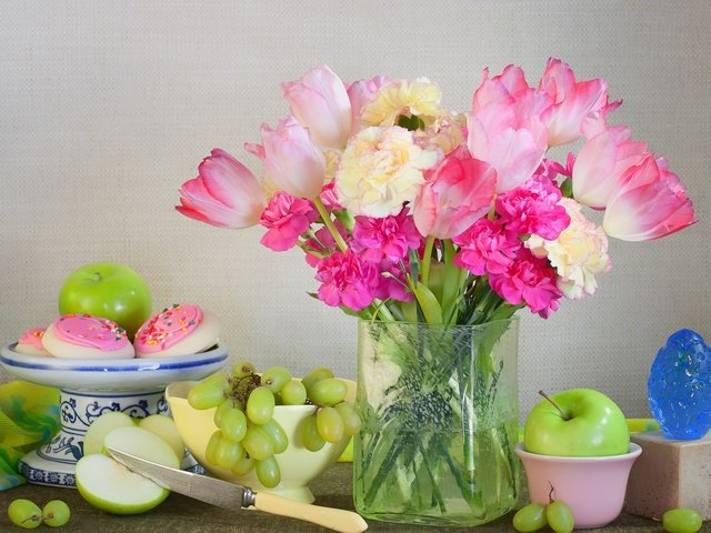 Обои цветы, печенье, виноград, натюрморт, фрукты, гвоздики, яблоки, букет, тюльпаны, яблоко, нож, flowers, cookies, grapes, still life, fruit, clove, apples, bouquet, tulips, apple, knife разрешение 2000x1270 Загрузить