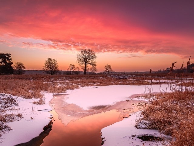 Обои небо, вода, вечер, река, снег, зима, лёд, the sky, water, the evening, river, snow, winter, ice разрешение 2048x1365 Загрузить