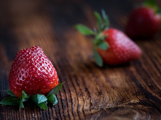 Обои макро, клубника, стол, ягоды, вкусно, macro, strawberry, table, berries, delicious разрешение 2880x1800 Загрузить