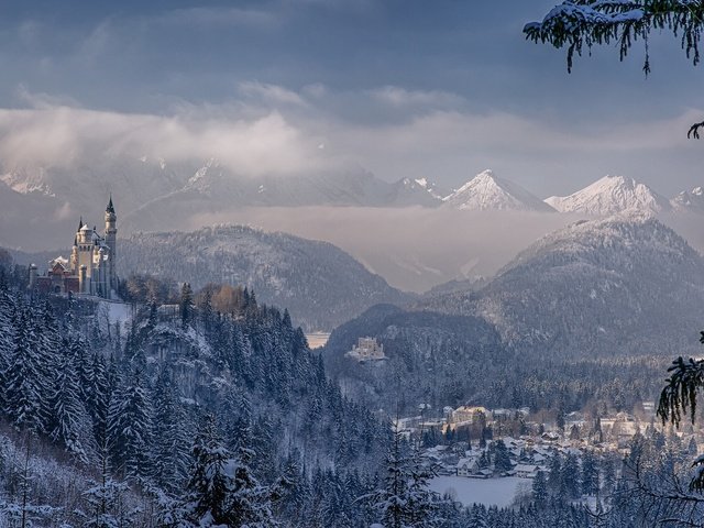 Обои горы, зима, панорама, германия, бавария, замок нойшванштайн, mountains, winter, panorama, germany, bayern, neuschwanstein castle разрешение 1920x1200 Загрузить