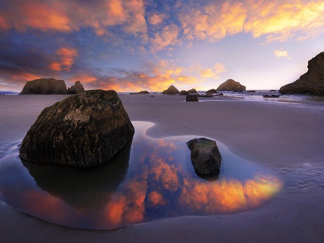 Обои небо, облака, камни, закат, пейзаж, море, пляж, the sky, clouds, stones, sunset, landscape, sea, beach разрешение 1920x1200 Загрузить