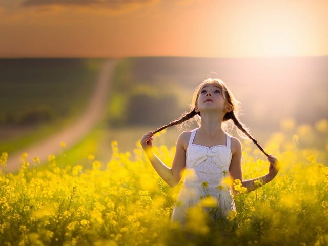 Обои солнце, настроение, поле, лето, девочка, прогулка, косички, the sun, mood, field, summer, girl, walk, braids разрешение 1920x1200 Загрузить