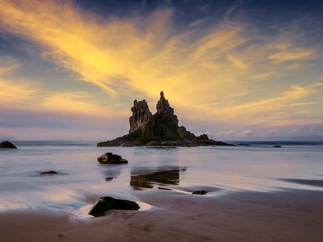 Обои небо, отлив, облака, камни, берег, море, скала, песок, пляж, the sky, tide, clouds, stones, shore, sea, rock, sand, beach разрешение 2048x1232 Загрузить