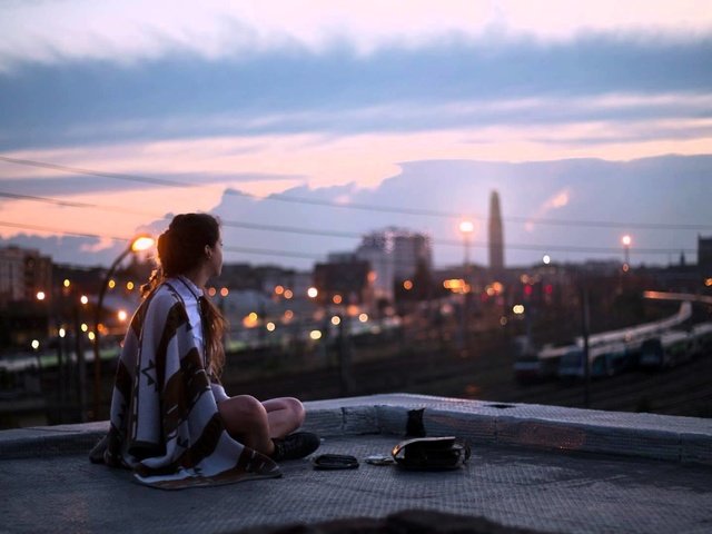 Обои девушка, настроение, город, одиночество, модель, крыша, girl, mood, the city, loneliness, model, roof разрешение 1920x1080 Загрузить