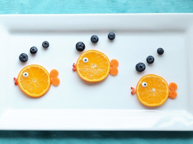 Обои еда, фрукты, рыбки, ягоды, апельсин, тарелка, голубика, food, fruit, fish, berries, orange, plate, blueberries разрешение 2048x1153 Загрузить