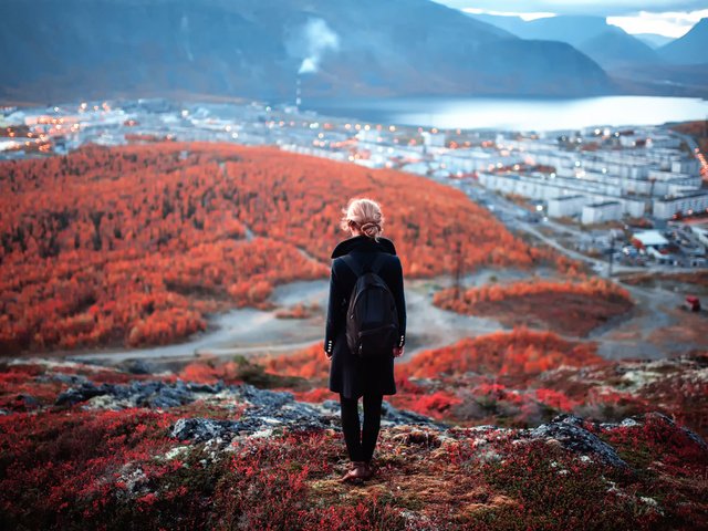 Обои горы, девушка, вид, город, осень, рюкзак, пальто, хибины, mountains, girl, view, the city, autumn, backpack, coat, khibiny разрешение 1920x1278 Загрузить