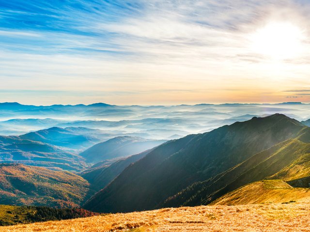 Обои небо, облака, горы, холмы, пейзаж, солнечный день, the sky, clouds, mountains, hills, landscape, sunny day разрешение 5120x2880 Загрузить