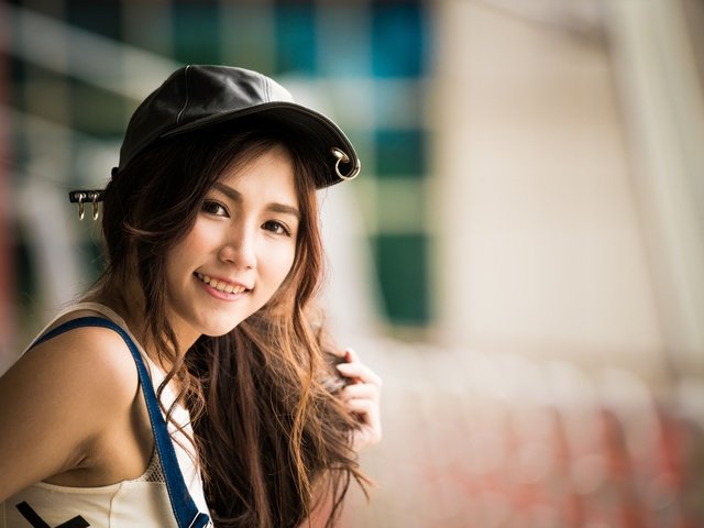 Обои девушка, улыбка, взгляд, волосы, азиатка, кепка, боке, girl, smile, look, hair, asian, cap, bokeh разрешение 6000x4002 Загрузить