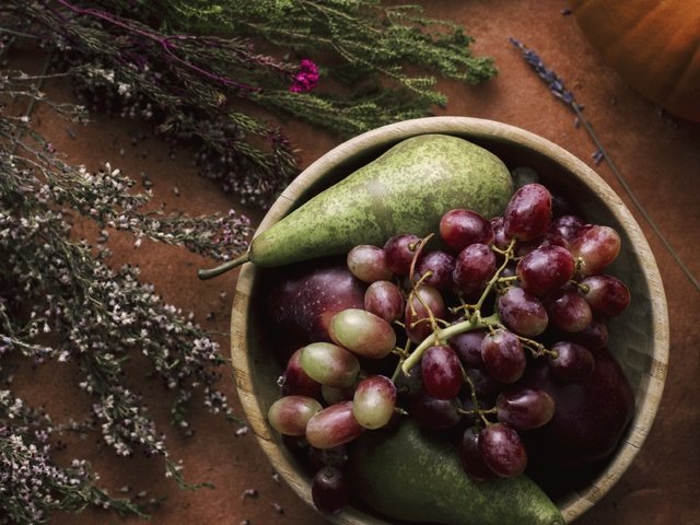 Обои виноград, фрукты, яблоки, полевые цветы, груши, миска, grapes, fruit, apples, wildflowers, pear, bowl разрешение 3320x2752 Загрузить