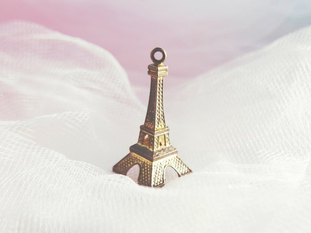 Обои статуэтка, ткань, эйфелева башня, сувенир, figurine, fabric, eiffel tower, souvenir разрешение 2880x1800 Загрузить