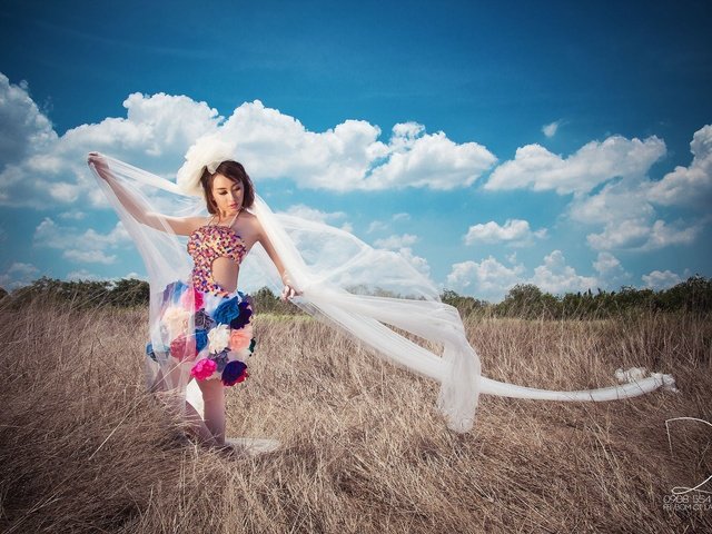 Обои небо, облака, девушка, настроение, поле, модель, азиатка, the sky, clouds, girl, mood, field, model, asian разрешение 2048x1365 Загрузить