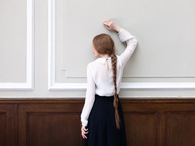 Обои девушка, поза, стена, юбка, модель, спина, косичка, girl, pose, wall, skirt, model, back, pigtail разрешение 2048x1365 Загрузить