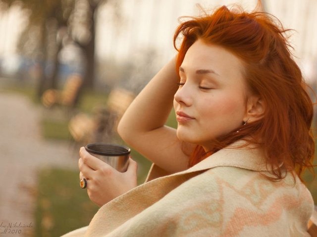 Обои девушка, парк, утро, кофе, плед, girl, park, morning, coffee, plaid разрешение 1970x1318 Загрузить