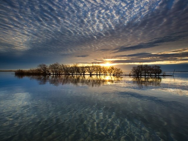 Обои небо, облака, деревья, вода, озеро, солнце, лучи, японии, the sky, clouds, trees, water, lake, the sun, rays, japan разрешение 2048x1365 Загрузить