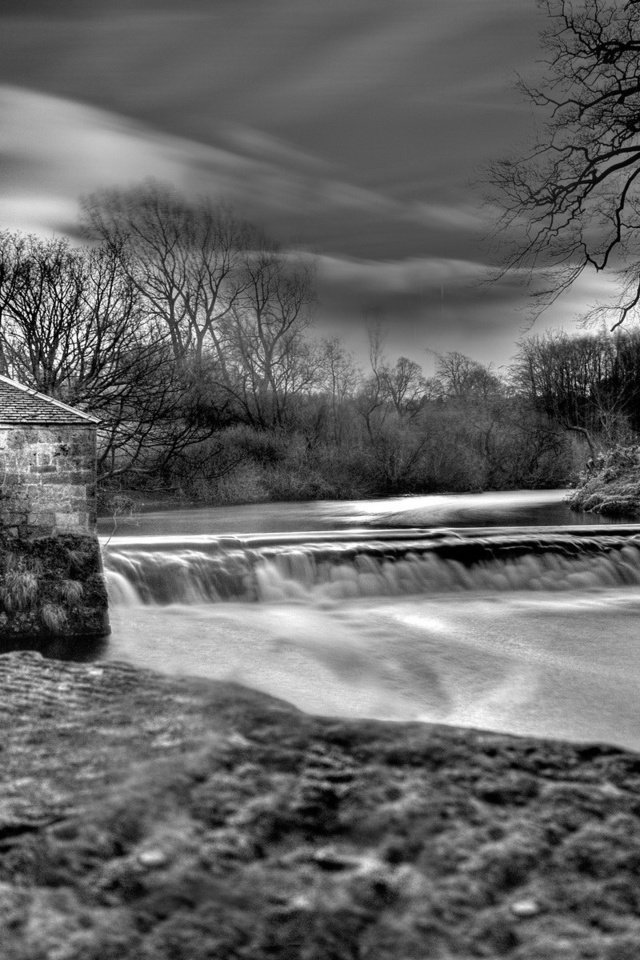 Обои вода, река, чёрно-белое, дом, чб, плотина, дерево на берегу, water, river, black and white, house, bw, dam, the tree on the bank разрешение 1920x1200 Загрузить