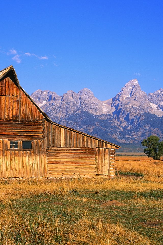 Обои небо, горы, панорама, дом, долина, the sky, mountains, panorama, house, valley разрешение 3750x1200 Загрузить