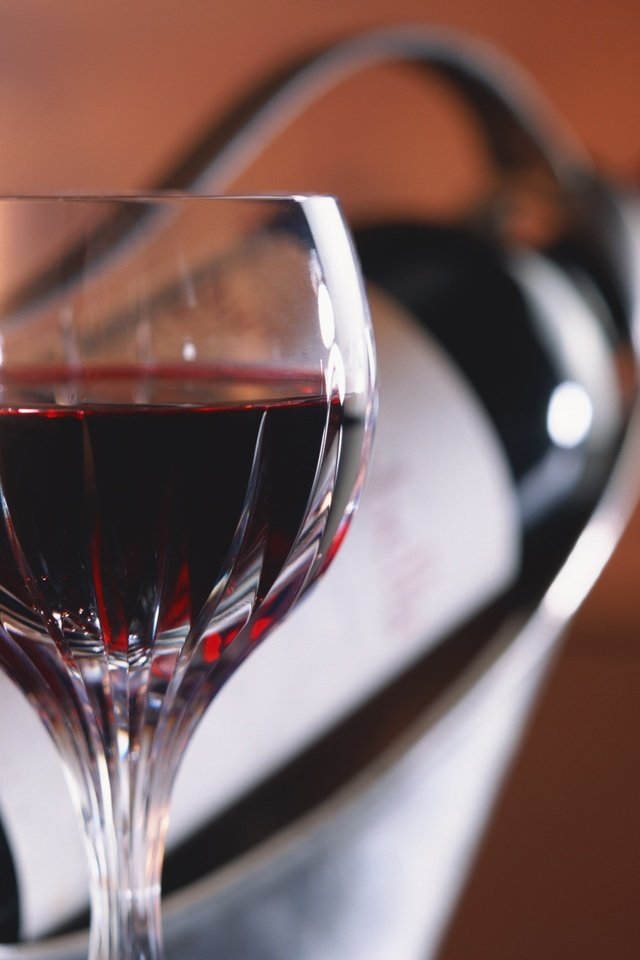 Обои бокал, красное вино, бутылка в держателе, glass, red wine, the bottle in the holder разрешение 2950x2094 Загрузить