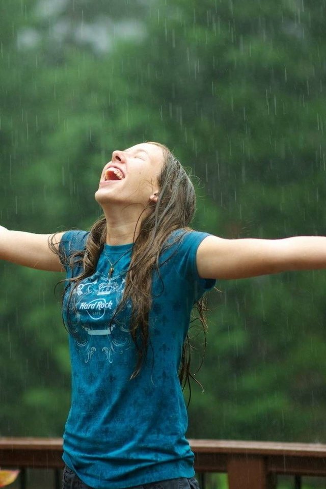 Обои девушка, настроение, радость, дождь, волосы, мокрая, girl, mood, joy, rain, hair, wet разрешение 1920x1200 Загрузить