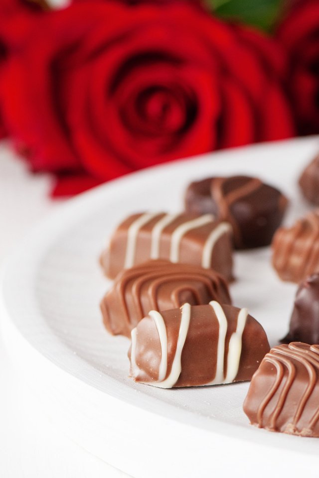 Обои розы, конфеты, шоколадные, roses, candy, chocolate разрешение 2880x1800 Загрузить