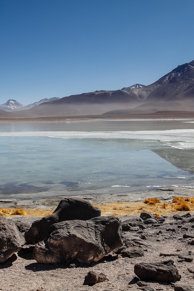 Обои небо, озеро, горы, камни, берег, боливия, the sky, lake, mountains, stones, shore, bolivia разрешение 2048x1365 Загрузить