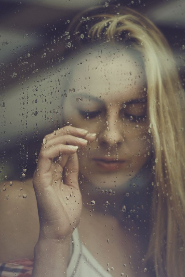 Обои девушка, блондинка, капли, окно, стекло, girl, blonde, drops, window, glass разрешение 2048x1356 Загрузить