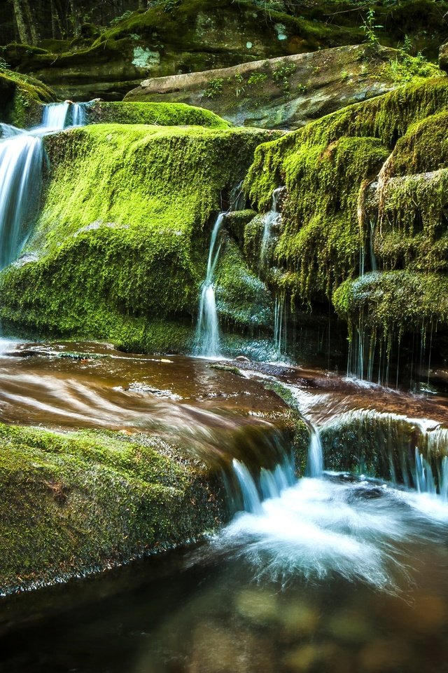 Обои камни, водопад, мох, stones, waterfall, moss разрешение 2880x1916 Загрузить