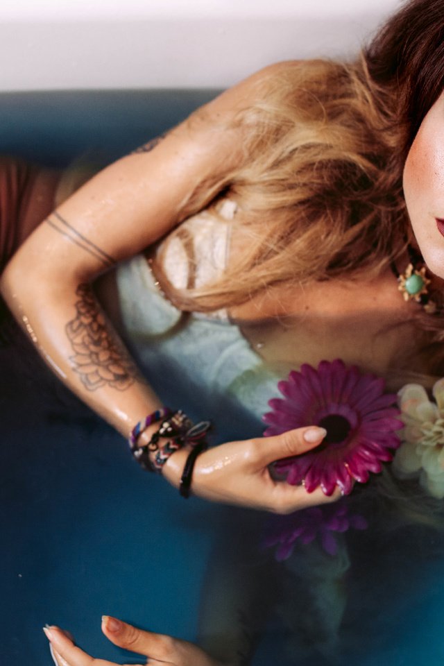 Обои цветы, девушка, татуировка, ванна, flowers, girl, tattoo, bath разрешение 7000x4667 Загрузить