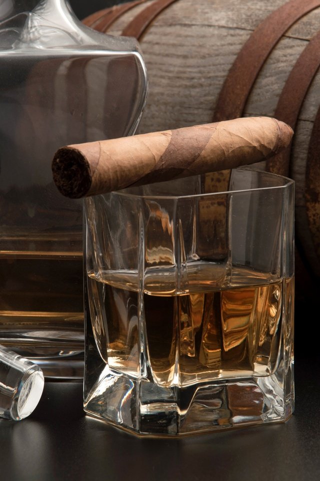 Обои напитки, стакан, бочка, сигара, виски, drinks, glass, barrel, cigar, whiskey разрешение 2880x1920 Загрузить