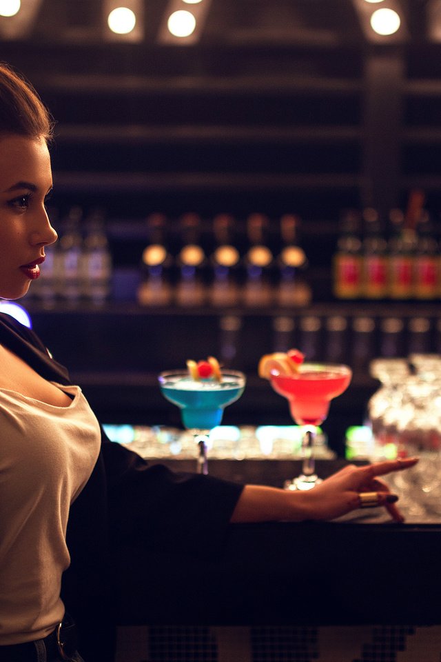 Обои девушка, бар, напитки, стойка, в баре, иван горохов, girl, bar, drinks, stand, at the bar, ivan gorokhov разрешение 2000x1255 Загрузить