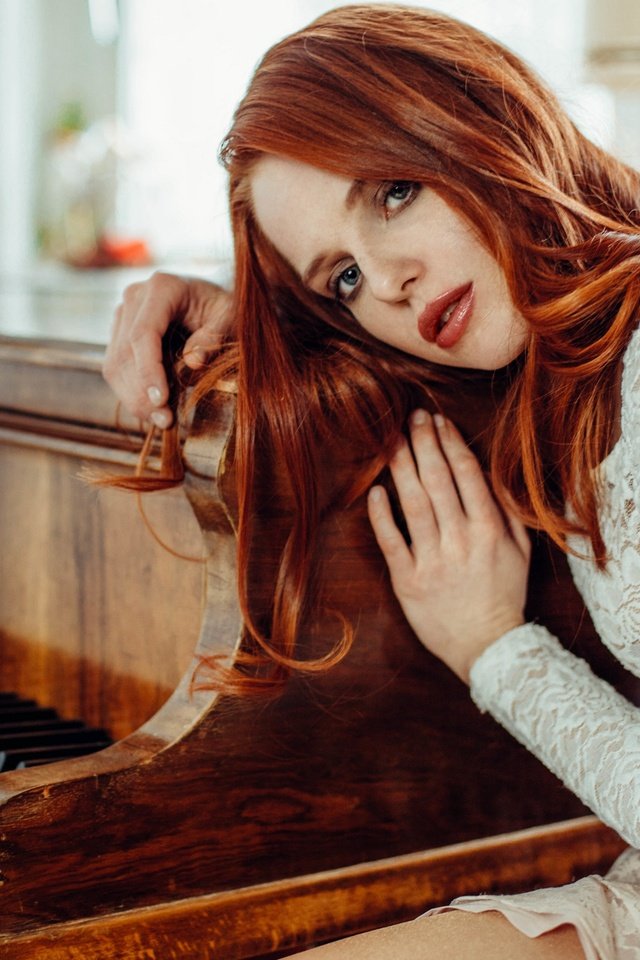 Обои глаза, девушка, рыжая, волосы, губы, лицо, пианино, eyes, girl, red, hair, lips, face, piano разрешение 2880x1920 Загрузить