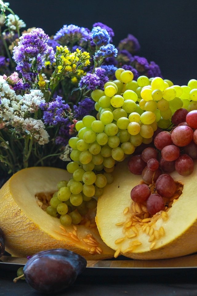 Обои цветы, виноград, фрукты, букет, натюрморт, сливы, дыня, flowers, grapes, fruit, bouquet, still life, plum, melon разрешение 2400x1535 Загрузить