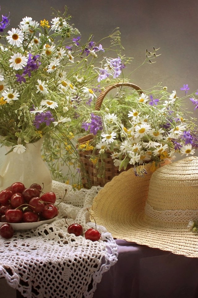 Обои лето, ромашки, букет, вишня, шляпа, натюрморт, summer, chamomile, bouquet, cherry, hat, still life разрешение 2000x1318 Загрузить