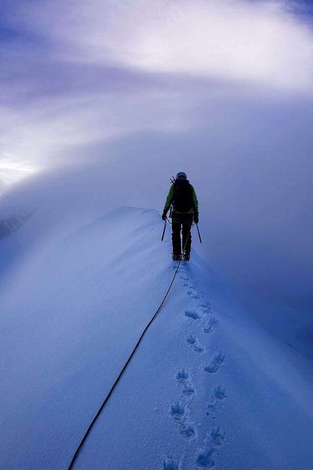 Обои горы, снег, альпинист, mountains, snow, climber разрешение 2048x1362 Загрузить