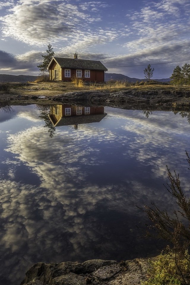 Обои облака, деревья, озеро, отражение, дома, дом, норвегия, рингерике, clouds, trees, lake, reflection, home, house, norway, ringerike разрешение 2048x1152 Загрузить