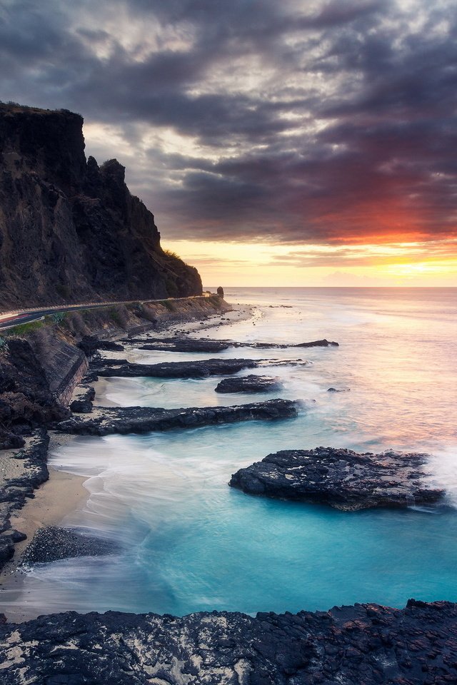 Обои дорога, облака, скалы, берег, закат, море, пляж, побережье, road, clouds, rocks, shore, sunset, sea, beach, coast разрешение 2047x1273 Загрузить