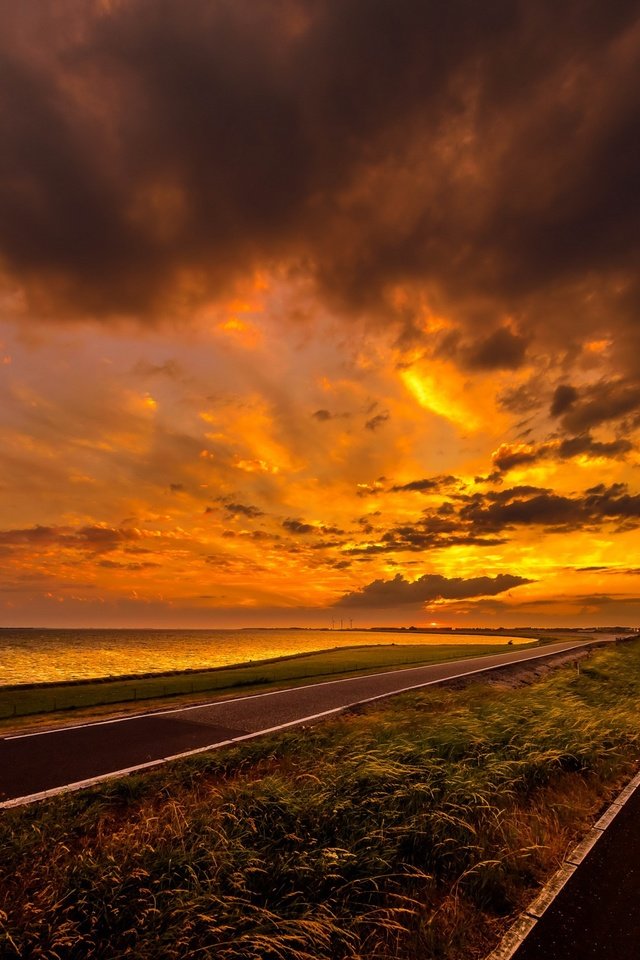 Обои небо, дорога, облака, закат, море, ветряк, the sky, road, clouds, sunset, sea, windmill разрешение 2647x1440 Загрузить