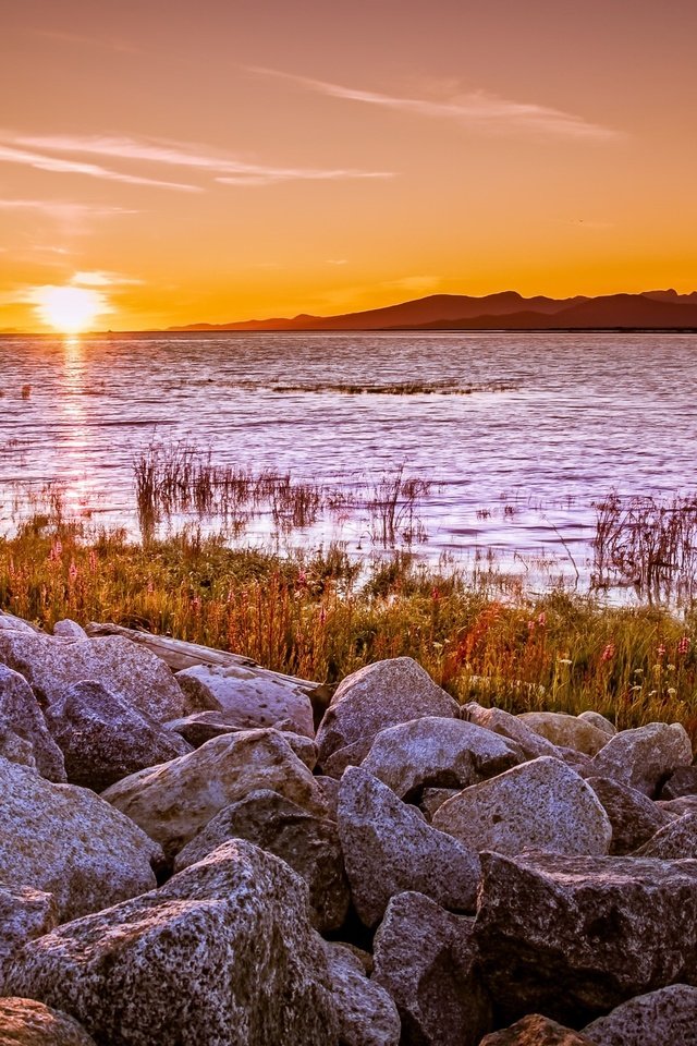 Обои небо, озеро, солнце, камни, берег, лучи, утро, горизонт, the sky, lake, the sun, stones, shore, rays, morning, horizon разрешение 2048x1365 Загрузить