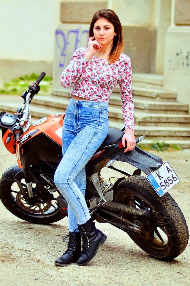 Обои девушка, взгляд, модель, джинсы, волосы, лицо, мотоцикл, girl, look, model, jeans, hair, face, motorcycle разрешение 2048x1248 Загрузить
