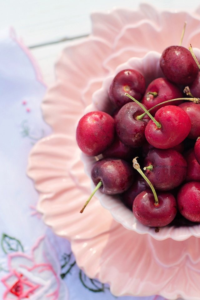 Обои стол, черешня, ягоды, вишня, чашка, завтрак, салфетка, тарелка, table, cherry, berries, cup, breakfast, napkin, plate разрешение 3840x2160 Загрузить