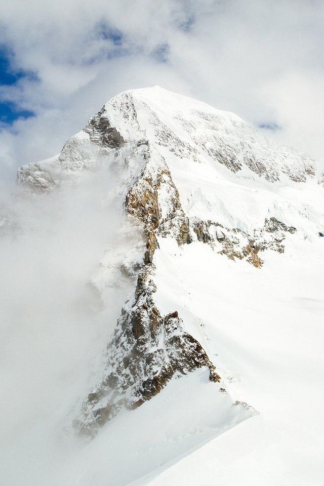 Обои небо, облака, горы, снег, пейзаж, вершина, the sky, clouds, mountains, snow, landscape, top разрешение 5554x3703 Загрузить