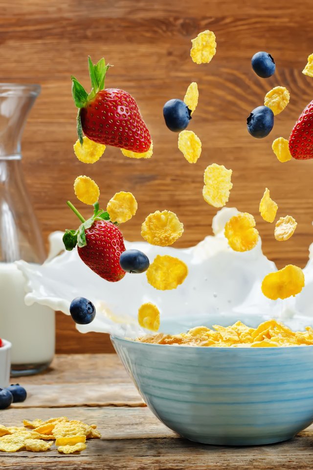 Обои ягоды, всплеск, завтрак, бутылка, молоко, 5, хлопья, berries, splash, breakfast, bottle, milk, cereal разрешение 6016x3985 Загрузить