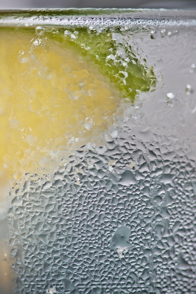 Обои вода, напиток, капли, фрукты, лимон, цитрусы, water, drink, drops, fruit, lemon, citrus разрешение 2048x1365 Загрузить