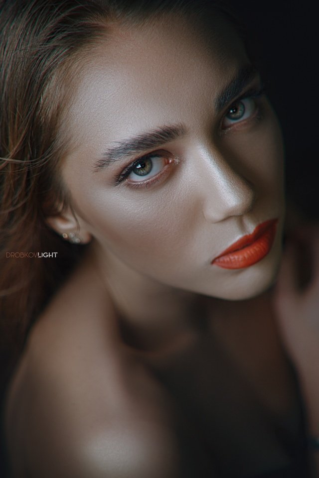 Обои девушка, поза, взгляд, губы, макияж, girl, pose, look, lips, makeup разрешение 2560x1707 Загрузить