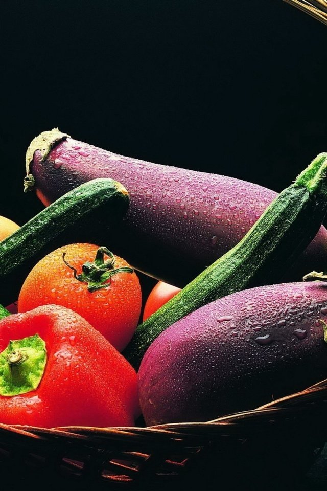 Обои корзина, баклажаны, перцы, basket, eggplant, peppers разрешение 2560x1440 Загрузить