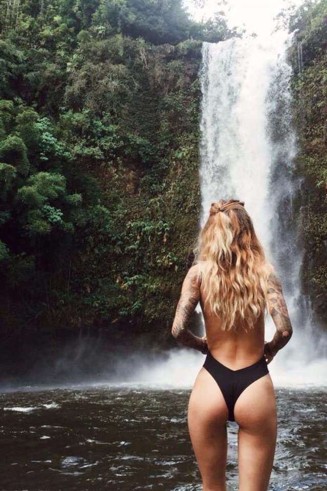 Обои девушка, просто, водопадик, girl, just, waterfall разрешение 2000x1500 Загрузить