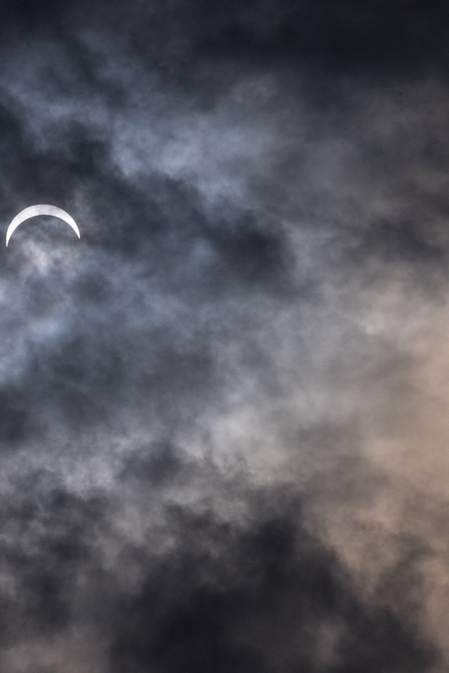 Обои небо, облака, природа, тучи, луна, месяц, пасмурно, the sky, clouds, nature, the moon, a month, overcast разрешение 3840x2160 Загрузить