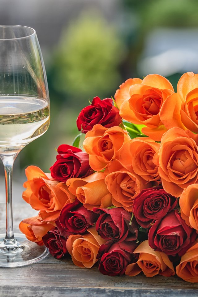 Обои цветы, розы, бокал, букет, вино, larisa voyageur, flowers, roses, glass, bouquet, wine разрешение 6000x4000 Загрузить